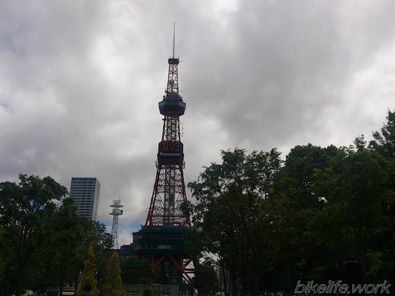 曇り空の札幌のテレビ塔