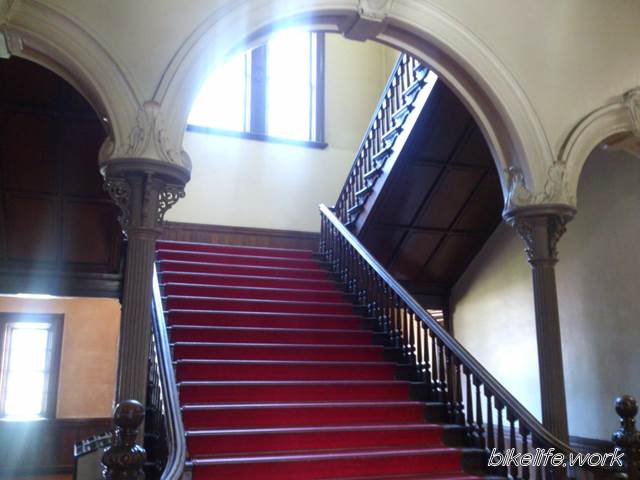 北海道庁旧本庁舎内の赤いじゅうたんで覆われた階段