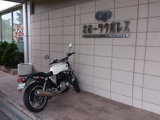 紋別のオホーツクパレス前でレンタルバイクのCB1100
