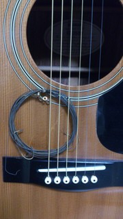 張り替えたアコースティクギターの弦
