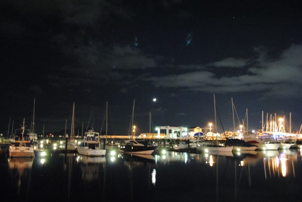 ヨットハーバーの夜景