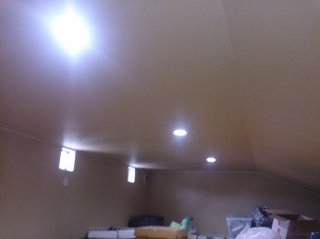 屋根裏収納に照明器具をDIYで取付