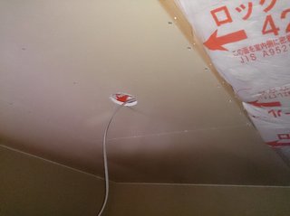 屋根裏収納の照明用の配線を取りだしたところ