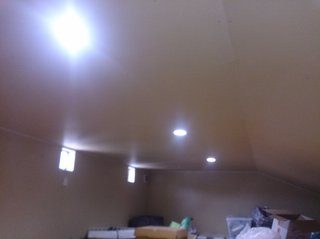 屋根裏収納にDIYで照明器具を取付