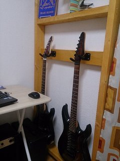 木製で作ったギターラックにギターを吊り下げ