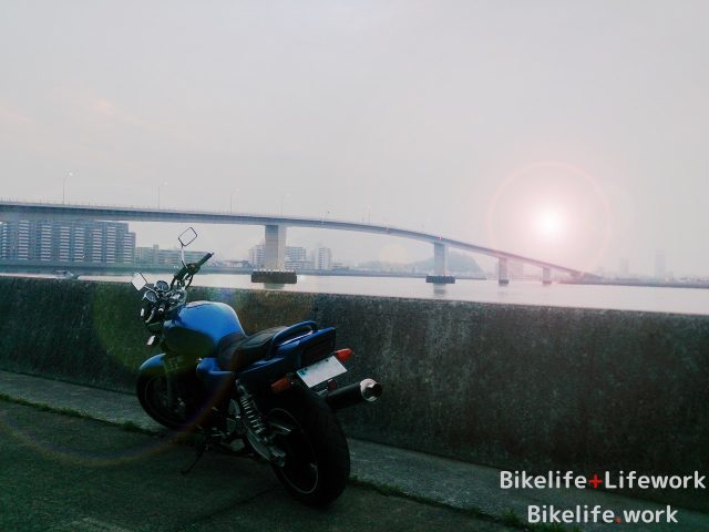 広島のべたぶみ坂、はつかいち大橋とバイクの写真
