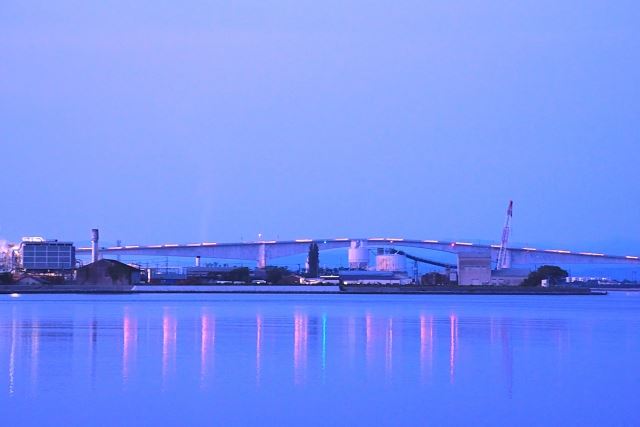 江島大橋を横からみた写真