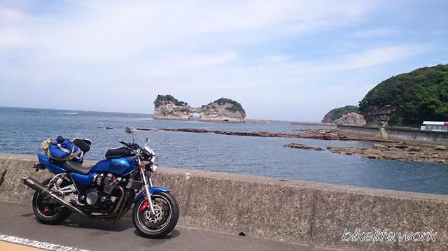 円月島と海とバイク