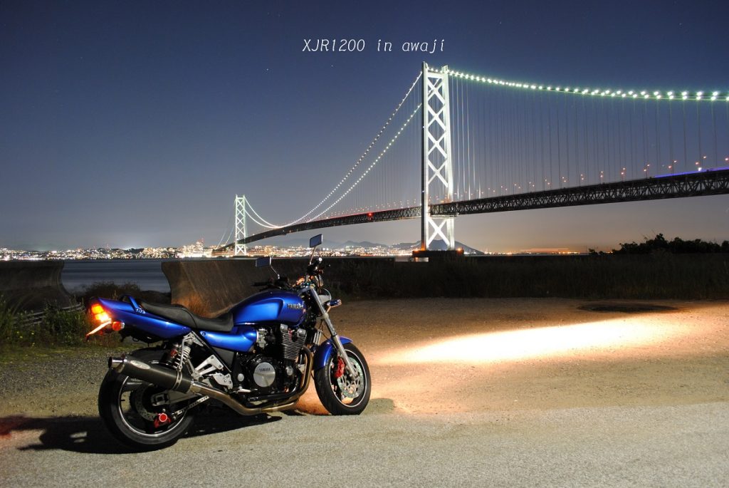 明石海峡の夜景とバイク