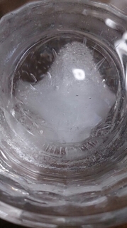 炭酸水を注いだグラス