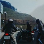 立ちごけしたバイクを起こしているところ