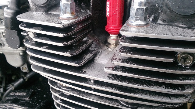 塗装の剥がれたバイクのエンジン