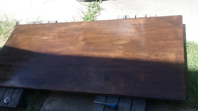 バトンで再塗装も終わり乾燥中のテーブル