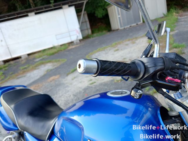 立ちごけで傷ついたグリップエンドとブレーキレバー