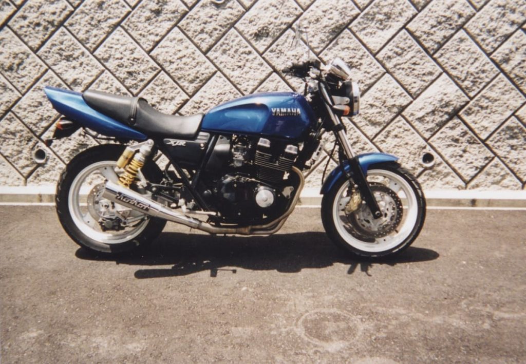 青に全塗装したXJR400