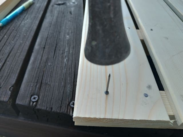 釘の先端を潰すとすのこの板が割れにくい