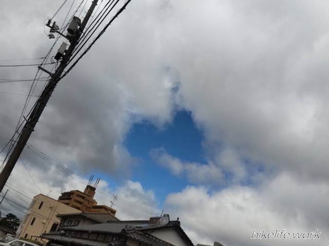 雲でハートの青空が見える写真