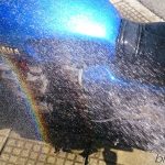 水を使った洗車中のバイク