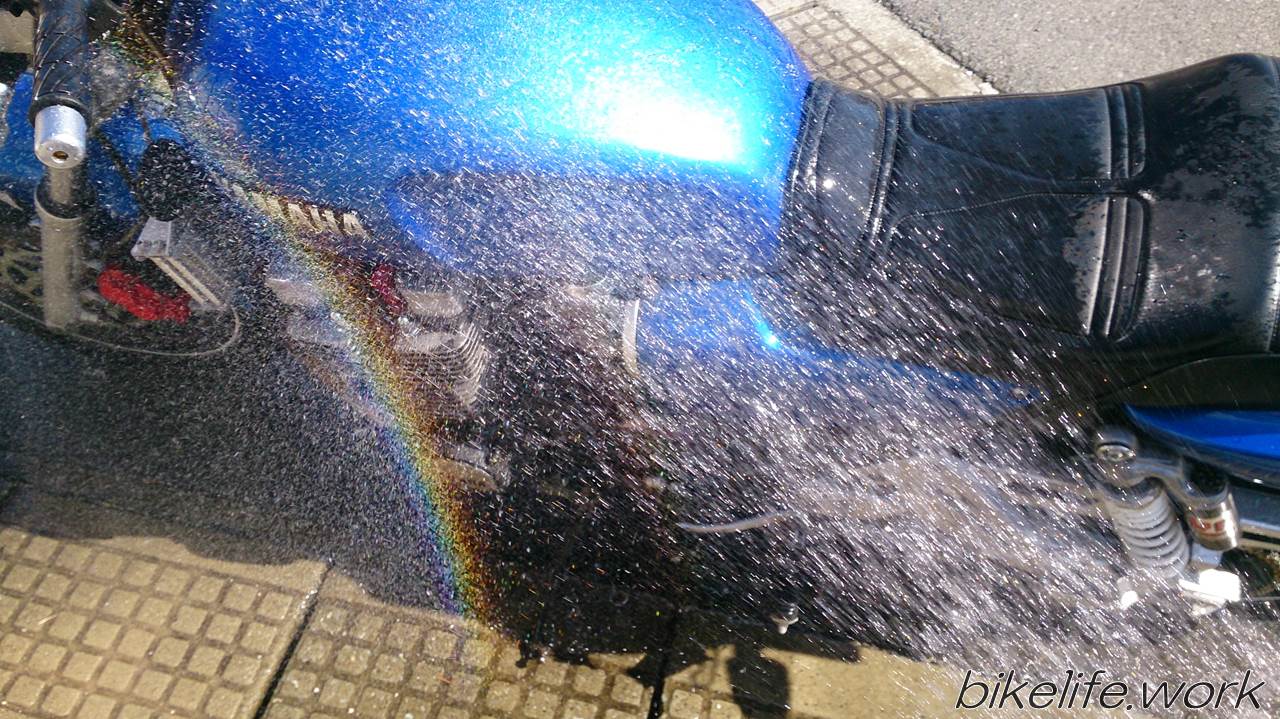 水を使った洗車中のバイク