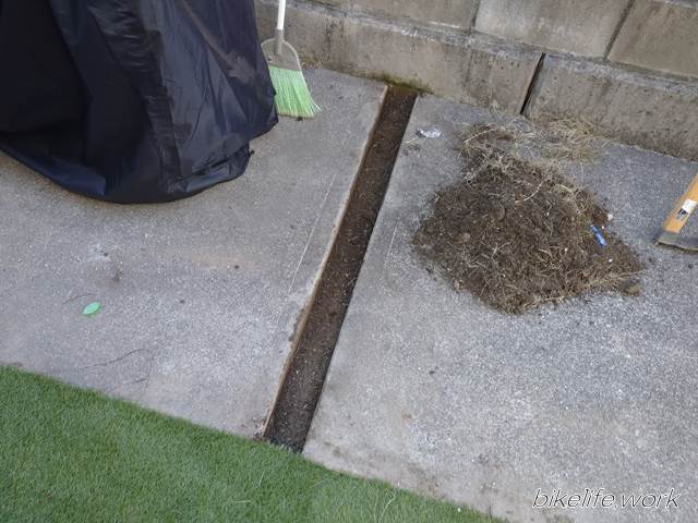 駐車場の溝にレンガを並べるために土を取った溝