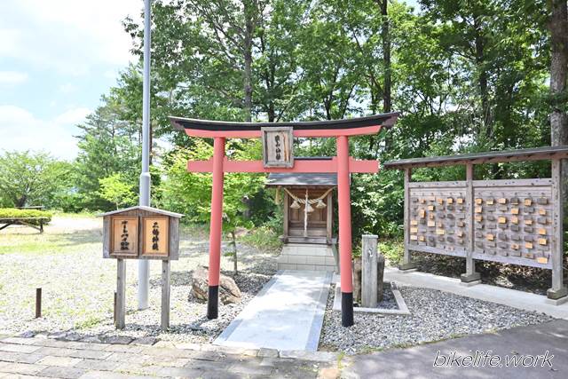 オートバイ神社と呼ばれる楽山神社の鳥居と社