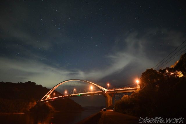とびしま海道の岡村大橋と星空