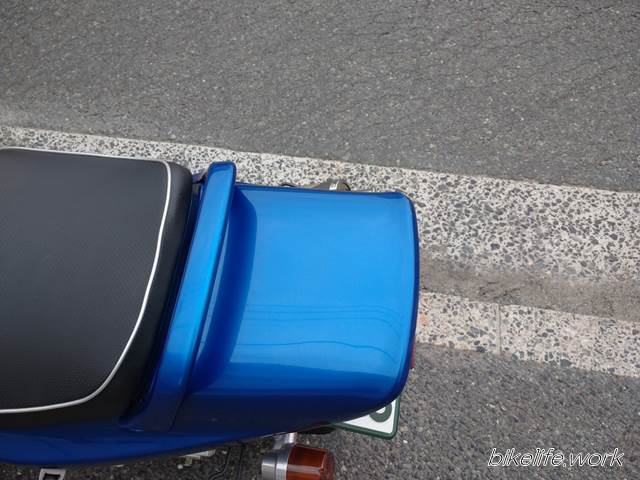 シートカバーがこすれて塗装が剥げたテールカウル