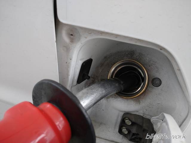 給油口に浅く挿したガソリンのノズル