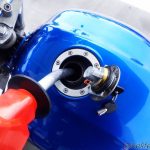 ガソリンを給油中のオートバイ