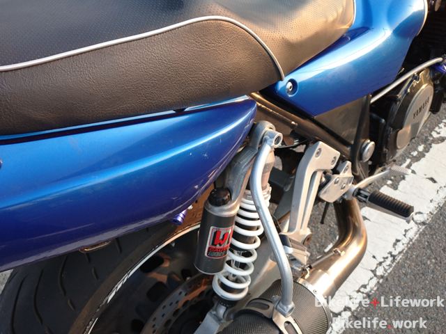 ツーリングバッグの固定で傷が入ったテールカウル
