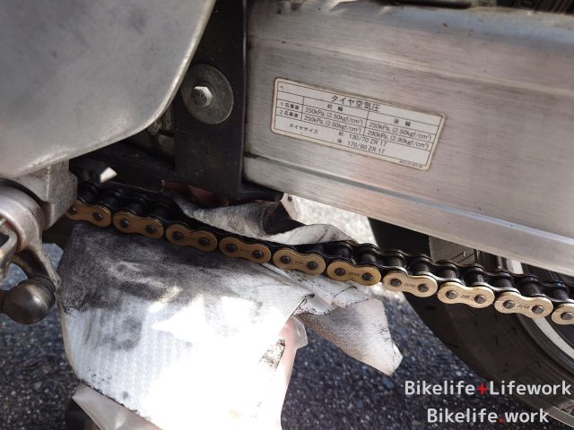 チェーンをウエスで拭く