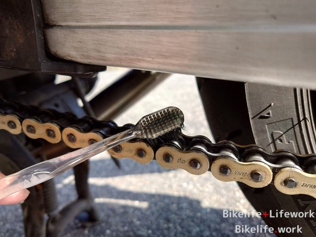 チェーンを歯ブラシで掃除する