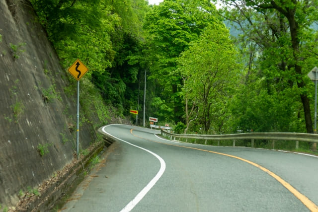 峠道の右カーブはなぜ怖い？