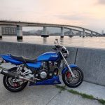 アンダーカウルをつけたネイキッドバイクのイメージ