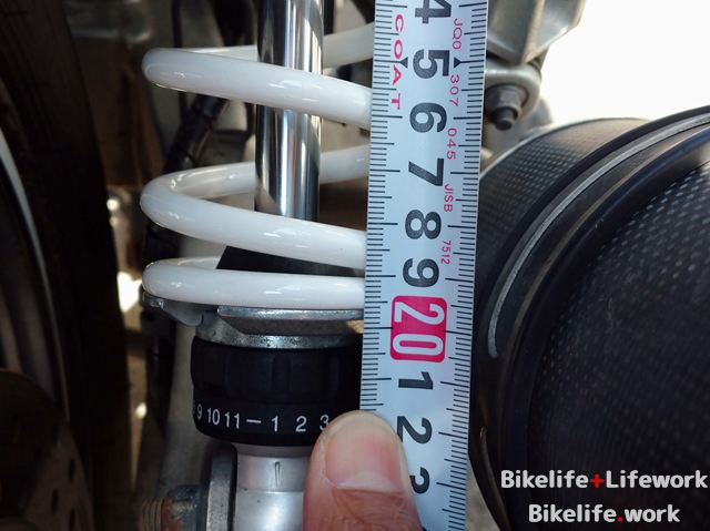 サグ出し前の元のスプリング長は195mm