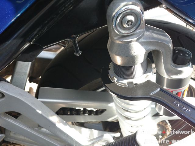 フックスパナでプレロードを掛けていく