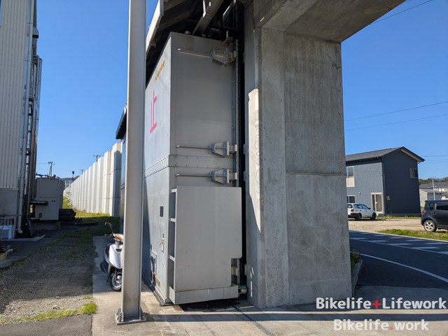 人が通りかう場所には大きな扉がついている