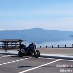 十和田湖湖畔の道の駅でバイク(XJR1200）の写真を撮る
