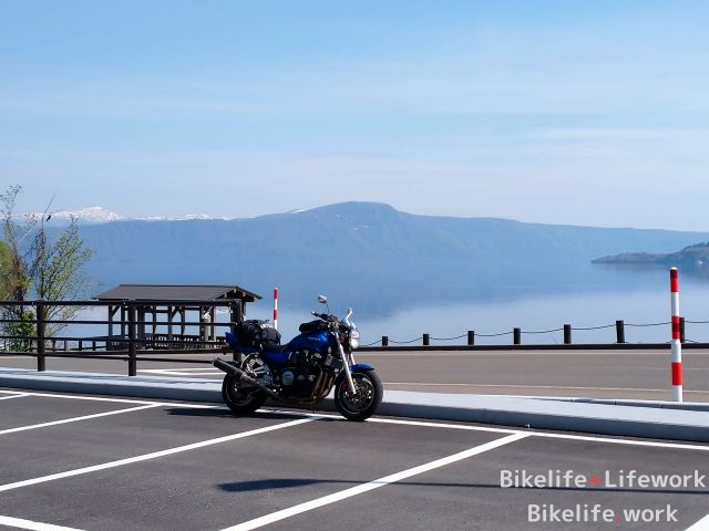 十和田湖湖畔の道の駅でバイク(XJR1200)の写真を撮る