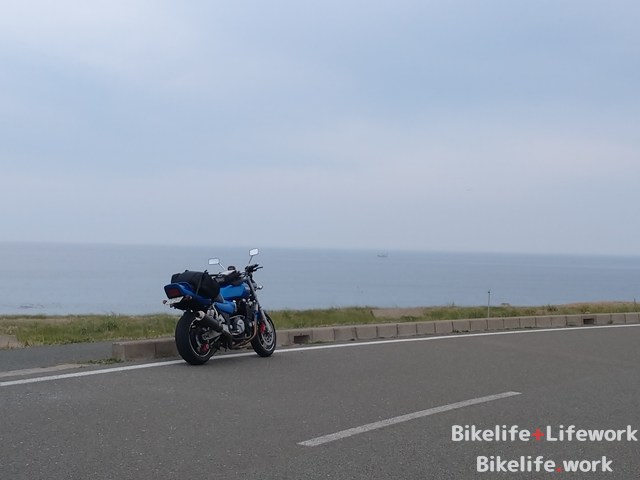 尻屋崎から海をのぞむXJR1200(XJR1300)