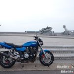 大間崎の看板とマグロの石碑をバックにとったバイクの写真