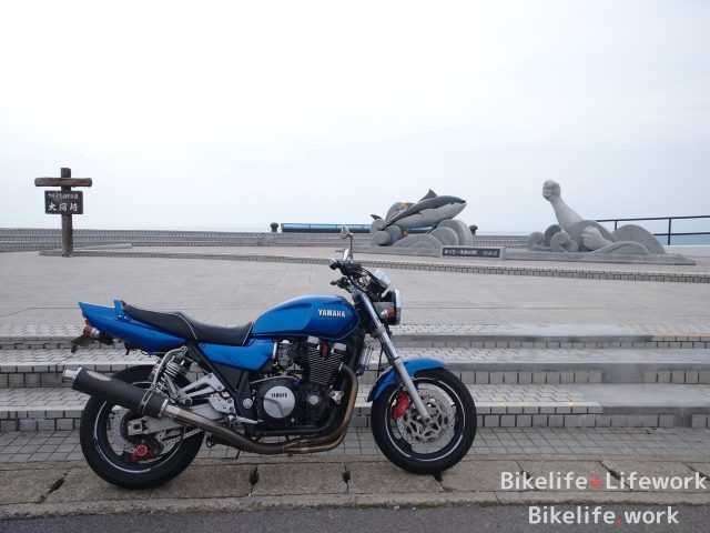 大間崎の看板とマグロの石碑をバックにとったXJR1200(XJR1300)の写真
