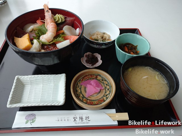 青函トンネル記念館の食堂で食べた海鮮丼