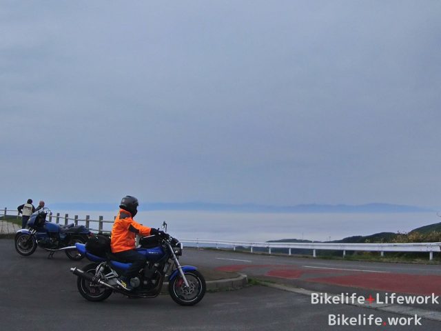 龍泊ラインの眺瞰台から北海道を眺めるXJR1200(XJR1300)
