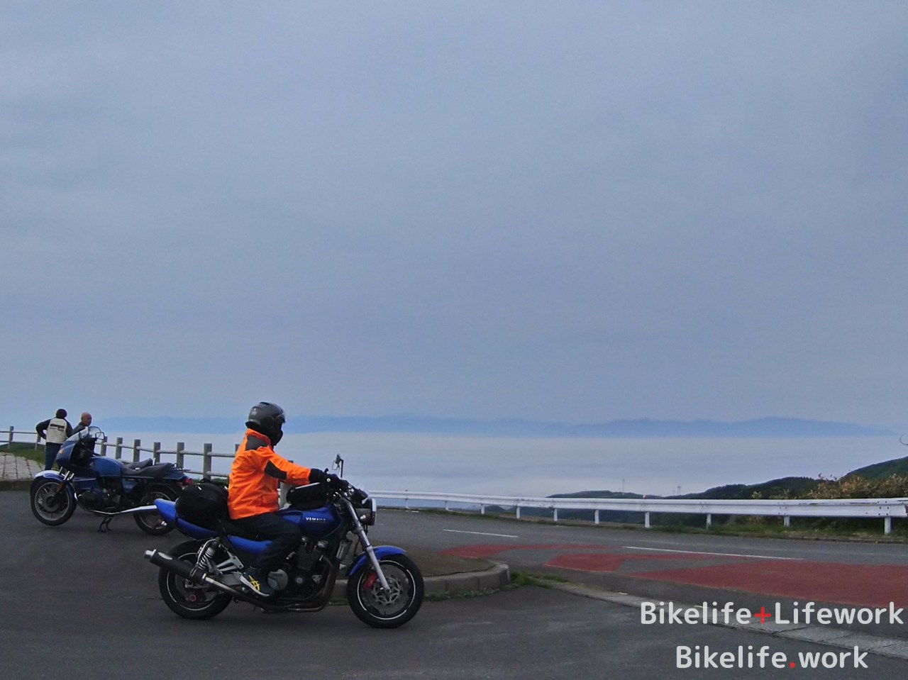 龍泊ラインの眺瞰台から北海道を眺めるXJR1200(XJR1300)