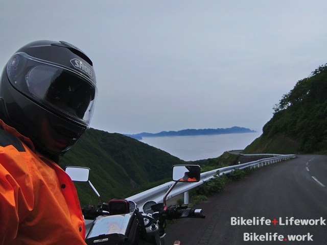 龍泊ラインを海岸線に下りていく