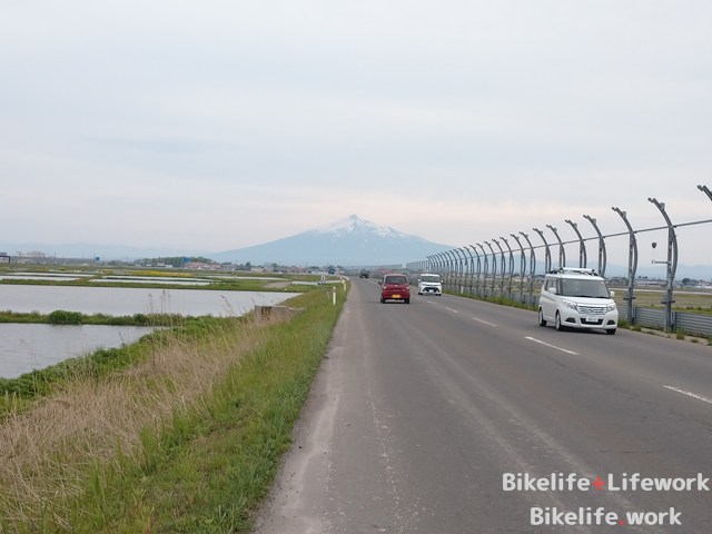 コメ米ロードから岩木山を臨む