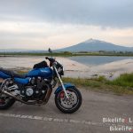 田んぼに反射したリフレクションとXJR1200(XJR1300)