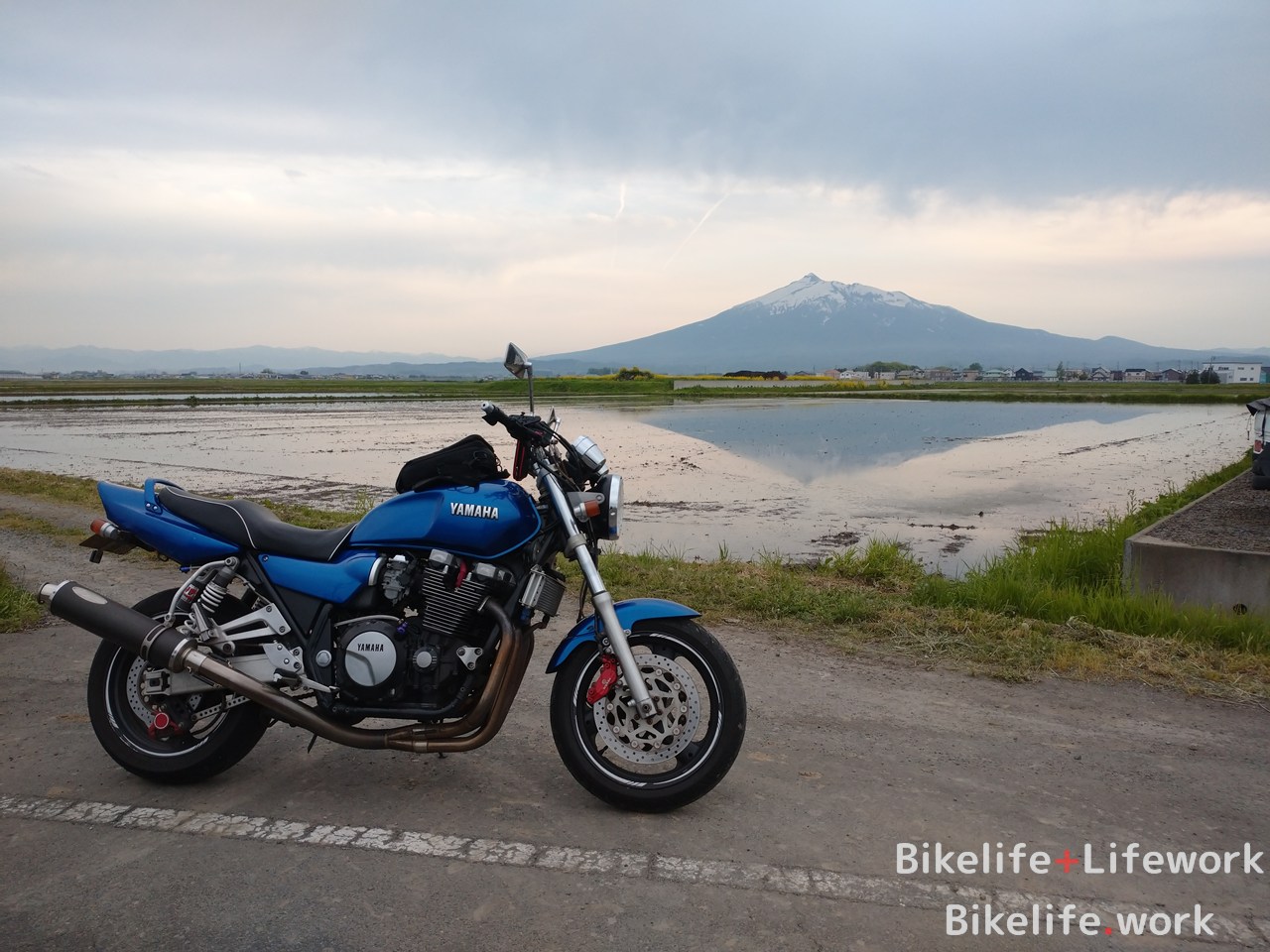 田んぼに反射したリフレクションとXJR1200(XJR1300)