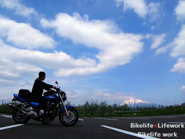 リンゴ園の駐車場で岩木山を臨むXJR1200(XJR1300)
